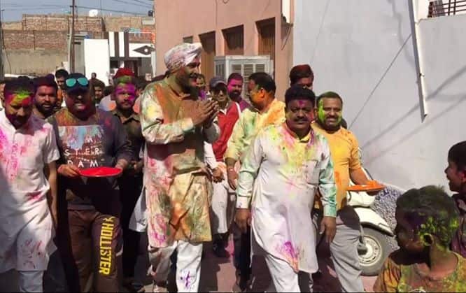 ਉੱਥੇ ਪੰਜਾਬ ਦੇ ਖਜ਼ਾਨਾ ਮੰਤਰੀ ਮਨਪ੍ਰੀਤ ਸਿੰਘ ਬਾਦਲ ਅੱਜ ਸ਼ਹਿਰ ਦੇ ਅਹਾਤਾ ਨਿਆਜ਼ ਮੁਹੰਮਦ ਵਿੱਚ ਹੋਲੀ ਮਨਾਉਣ ਪਹੁੰਚੇ। 