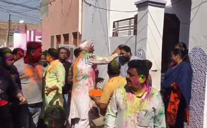 ਬਾਦਲ ਨੇ ਸ਼ਹਿਰਵਾਸੀਆਂ ਨੂੰ ਗੁਲਾਲ ਲਾਇਆ। 