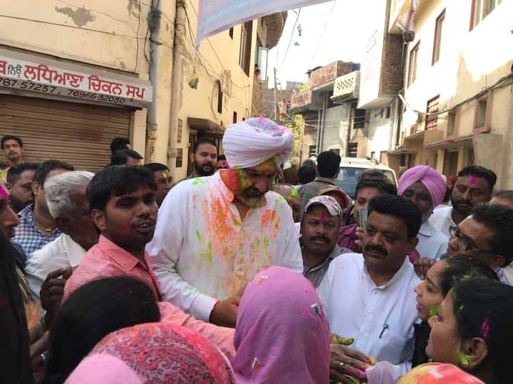 ਵੇਖੋ ਵਿੱਤ ਮੰਤਰੀ ਦੀਆਂ ਕੁਝ ਹੋਰ ਤਸਵੀਰਾਂ। 