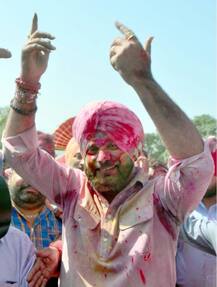 ਲੀਡਰ ਵੀ ਹੋਲੀ ਦੇ ਰੰਗਾਂ \'ਚ ਰੰਗੇ, ਵੇਖੋ ਤਸਵੀਰਾਂ