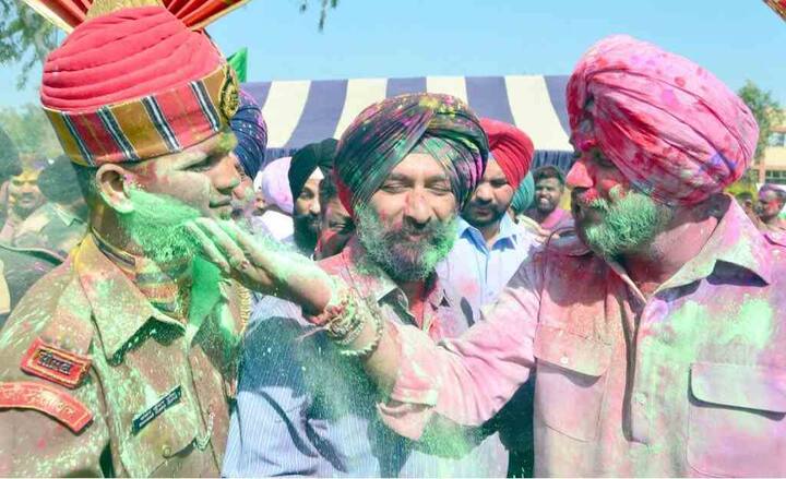 ਨਵਜੋਤ ਸਿੱਧੂ ਹੋਲੀ ਮਨਾਉਂਦੇ ਹੋਏ। 