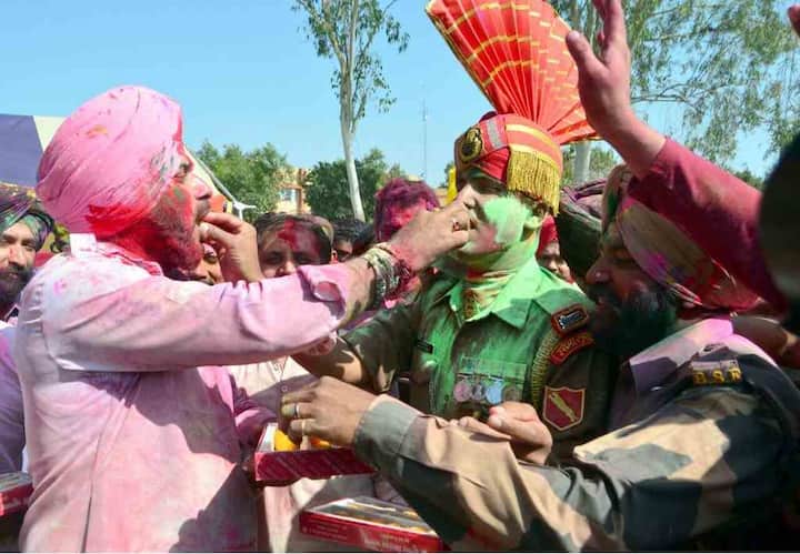ਅੱਜ ਸਿਆਸੀ ਲੀਡਰਾਂ ਨੇ ਹੋਲੀ ਦਾ ਤਿਉਹਾਰ ਮਨਾਇਆ। ਕੈਬਨਿਟ ਮੰਤਰੀ ਨਵਜੋਤ ਸਿੱਧੂ ਨੇ ਅੰਮ੍ਰਿਤਸਰ ਵਿਖੇ ਸਰਹੱਦ 'ਤੇ ਜਵਾਨਾਂ ਨਾਲ ਹੋਲੀ ਮਨਾਈ।
