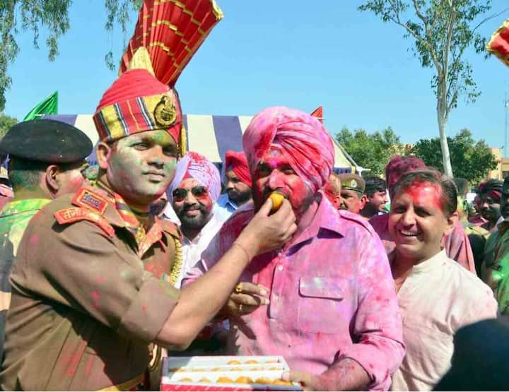 ਨਵਜੋਤ ਸਿੱਧੂ ਹੋਲੀ ਮਨਾਉਂਦੇ ਹੋਏ। 