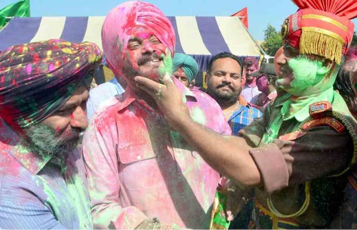 ਨਵਜੋਤ ਸਿੱਧੂ ਹੋਲੀ ਮਨਾਉਂਦੇ ਹੋਏ। 