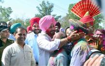 ਲੀਡਰ ਵੀ ਹੋਲੀ ਦੇ ਰੰਗਾਂ \'ਚ ਰੰਗੇ, ਵੇਖੋ ਤਸਵੀਰਾਂ