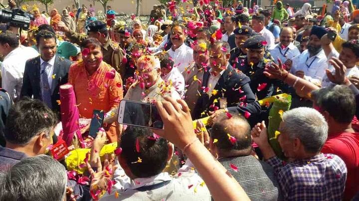 ਹਰਿਆਣਾ ਦਾ ਮੁੱਖ ਮੰਤਰੀ ਮਨੋਹਰ ਲਾਲ ਖੱਟੜ ਨੇ ਵੀ ਹੌਲੀ ਮਨਾਈ। 