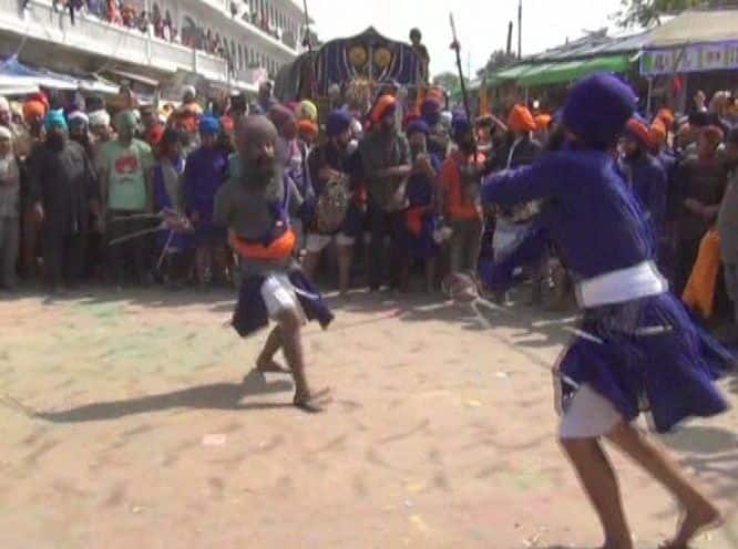 ਇੱਥੇ ਨਿਹੰਗ ਜਥੇਬੰਦੀਆਂ ਨੇ ਖ਼ਾਲਸਾਈ ਖੇਡਾਂ ਵਿੱਚ ਆਪਣੀ ਕਲਾ ਦੇ ਖ਼ੂਬ ਜੌਹਰ ਵਿਖਾਏ ਤੇ ਇੱਕ-ਦੂਜੇ 'ਤੇ ਰੰਗ ਵੀ ਮਲਿਆ।