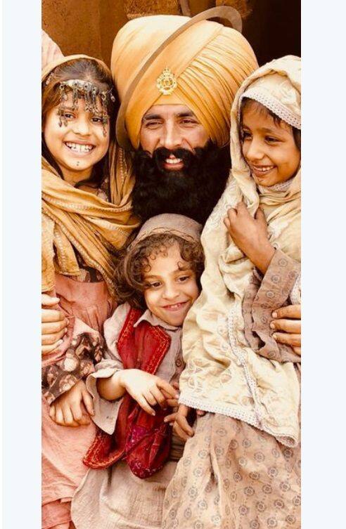 ਉਨ੍ਹਾਂ ਲਿੱਖਿਆ ਕਿ ਕੇਸਰੀ ਦੇ ਸੈਟ 'ਤੇ ਇਨੋਸੈਂਟ ਸਮਾਇਲ ਵਾਲੇ ਬੱਚਿਆਂ ਦੇ ਨਾਲ ਸ਼ੂਟਿੰਗ ਕਰਨਾ ਉਸ ਲਈ ਕਾਫੀ ਚੰਗਾ ਰਿਹਾ। ਇਹ ਬੱਚੇ ਅਫਗਾਨ ਮੂਲ ਦੇ ਬੱਚਿਆਂ ਦਾ ਕਿਰਦਾਰ ਅਦਾ ਕਰ ਰਹੇ ਹਨ। ਕੇਸਰੀ ਅਗਲੇ ਸਾਲ ਹੋਲੀ 'ਤੇ ਰਿਲੀਜ਼ ਹੋਣੀ ਹੈ।
