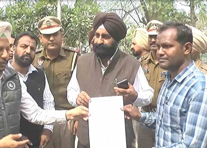 ਇਸ ਦੇ ਵਿਰੋਧ ਵਿੱਚ ਕੰਪਿਊਟਰ ਅਧਿਆਪਕਾਂ ਨੇ ਅੱਜ ਬਠਿੰਡਾ ਵਿੱਚ ਕੰਪਿਊਟਰ ਫੈਕਲਟੀ ਐਸੋਸੀਏਸ਼ਨ ਦੇ ਬੈਨਰ ਹੇਠ ਰੋਸ ਮਾਰਚ ਕੱਢਦਿਆਂ ਸਰਕਾਰ ਖ਼ਿਲਾਫ਼ ਨਾਅਰੇਬਾਜ਼ੀ ਕੀਤੀ।