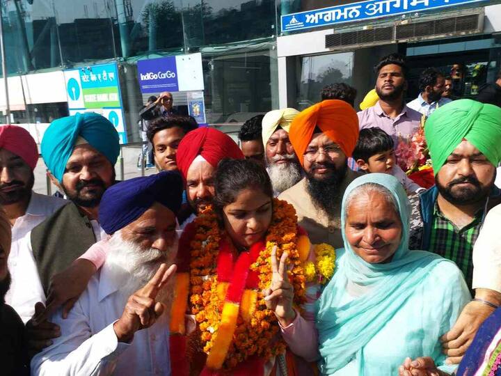 ਨਵਜੋਤ ਸੀਨੀਅਰ ਏਸ਼ੀਅਨ ਰੈਸਲਿੰਗ ਚੈਂਪੀਅਨਸ਼ਿਪ ‘ਚੋਂ ਸੋਨ ਤਗਮਾ ਜਿੱਤ ਕੇ ਪਹਿਲੀ ਭਾਰਤੀ ਮਹਿਲਾ ਰੈਸਲਰ ਬਣੀ ਹੈ। 