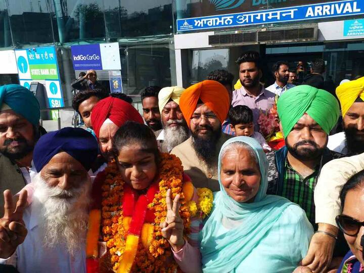 ਨਵਜੋਤ ਨੇ ਕਿਹਾ ਹੈ ਕਿ ਉਸ ਦਾ ਟੀਚਾ ਏਸ਼ੀਅਨ ਖੇਡਾਂ ਤੇ 2020 ਦੀਆਂ ਓਲੰਪਿਕ ਖੇਡਾਂ ਹਨ। ਨਵਜੋਤ ਨੇ ਰੂਸ ਦੇ ਕਿਰਗੀਸਤਾਨ ‘ਚ ਏਸ਼ੀਅਨ ਰੈਸਲਿੰਗ ਚੈਂਪੀਅਨਸ਼ਿਪ ‘ਚੋਂ ਸੋਨ ਤਗਮਾ ਜਿੱਤ ਕੇ ਇਤਿਹਾਸ ਰਚਿਆ ਹੈ।