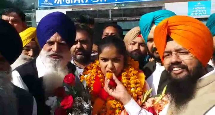 ਨਵਜੋਤ ਪੰਜਾਬ ਦੇ ਤਰਨ ਤਾਰਨ ਜ਼ਿਲ੍ਹੇ ਦੇ ਪਿੰਡ ਬਾਗੜੀਆਂ ਦੀ ਜੰਮਪਲ ਹੈ। ਦਿੱਲੀ ਤੋਂ ਸੋਮਵਾਰ ਨੂੰ ਨਵਜੋਤ ਆਪਣੇ ਪਿੰਡ ਪਹੁੰਚੇਗੀ।