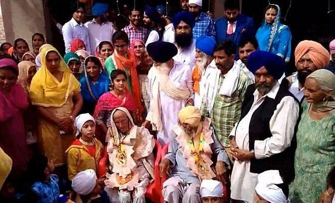 ਬਠਿੰਡਾ: ਜ਼ਿਲ੍ਹੇ ਦੇ ਪਿੰਡ ਹਰਰੰਗਪੁਰਾ ਦੇ ਇੱਕ ਘਰ ਵਿੱਚ ਜਿੱਥੇ ਕੁਝ ਦਿਨ ਪਹਿਲਾਂ ਜਸ਼ਨ ਮਨਾਏ ਜਾ ਰਹੇ ਸੀ, ਉੱਥੇ ਹੀ ਅੱਜ ਮਾਤਮ ਪਸਰਿਆ ਪਿਆ ਹੈ। ਦਰਅਸਲ, ਅੱਜ 121 ਸਾਲਾ ਬਜ਼ੁਰਗ ਭਗਵਾਨ ਸਿੰਘ ਅਕਾਲ ਚਲਾਣਾ ਕਰ ਗਏ ਹਨ। ਕੁਝ ਦਿਨ ਪਹਿਲਾਂ ਉਨ੍ਹਾਂ ਆਪਣੇ ਵਿਆਹ ਦੀ ਪਲਾਟੀਨਮ ਜੁਬਲੀ (100ਵੀਂ ਵਰ੍ਹੇਗੰਢ) ਮਨਾਈ ਸੀ। 