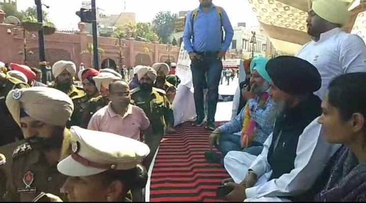 ਸੱਖਚੰਡ ਸ੍ਰੀ ਦਰਬਾਰ ਸਾਹਿਬ ਦੇ ਲੰਗਰ 'ਤੇ ਲੱਗੇ ਜੀਐਸਟੀ ਨੂੰ ਖਤਮ ਕਰਵਾਉਣ ਲਈ ਪਿਛਲੇ ਤਿੰਨ ਦਿਨਾਂ ਤੋਂ ਟੀਐਮਸੀ ਪਾਰਟੀ ਵੱਲੋਂ ਭੁੱਖ ਹੜਤਾਲ ਕੀਤੀ ਜਾ ਰਹੀ ਹੈ। ਤੀਜੇ ਦਿਨ ਵੀਰਵਾਰ ਨੂੰ ਇਸ ਭੁੱਖ ਹੜਤਾਲ ਵਿੱਚ ਅੰਮ੍ਰਿਤਸਰ ਦੇ ਐਮਪੀ ਗੁਰਜੀਤ ਸਿੰਘ ਔਜਲਾ ਵੀ ਪੁੱਜੇ।