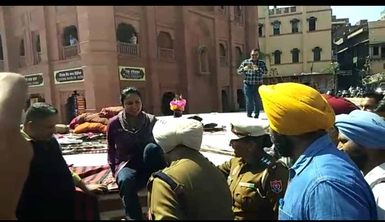   ਲੰਗਰ \'ਤੇ GST ਦਾ ਵਿਰੋਧ ਕਰ ਰਹੀ ਸੰਗਤ ਨਾਲ ਪੁਲਿਸ ਦੀ ਧੱਕਾਮੁੱਕੀ