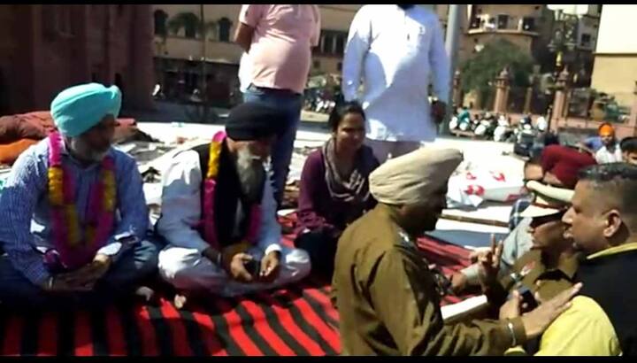 ਇਹ ਸਾਰੀ ਵਾਰਦਾਤ ਮੀਡੀਆ ਦੇ ਕੈਮਰਿਆਂ ਵਿੱਚ ਕੈਦ ਹੋ ਗਈ ਹੈ। ਪੁਲਿਸ ਅਫਸਰਾਂ ਦਾ ਕਹਿਣਾ ਹੈ ਕਿ ਧਰਨਾ ਲਾਉਣਾ ਗੈਰ ਕਾਨੂੰਨੀ ਹੈ ਪਰ ਪਹਿਲੇ ਦੋ ਦਿਨ ਪੁਲਿਸ ਨੇ ਇਸ 'ਤੇ ਐਕਸ਼ਨ ਕਿਉਂ ਨਹੀਂ ਲਿਆ ਇਹ ਵੀ ਸੋਚਣ ਵਾਲੀ ਗੱਲ ਹੈ।
