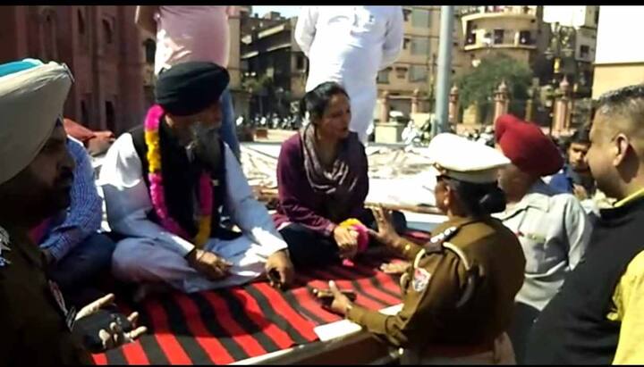 ਸੰਸਦ ਮੈਂਬਰ ਗੁਰਜੀਤ ਸਿੰਘ ਔਜਲਾ ਦਾ ਕਹਿਣਾ ਹੈ ਕਿ ਕੇਂਦਰ ਸਰਕਾਰ ਨੂੰ ਚਾਹੀਦਾ ਹੈ ਕਿ ਲੰਗਰ ਤੋਂ ਜੀਐਸਟੀ ਖਤਮ ਕਰੇ ਪਰ ਉਨ੍ਹਾਂ ਕੋਲ ਇਸ ਗੱਲ ਦਾ ਕੋਈ ਜਵਾਬ ਨਹੀਂ ਸੀ ਕਿ ਪੰਜਾਬ ਸਰਕਾਰੀ ਆਪਣਾ ਹਿੱਸਾ ਕਿਉਂ ਨਹੀਂ ਛੱਡ ਦਿੰਦੀ।