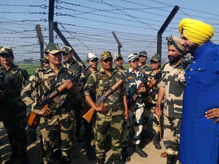 ਉਨ੍ਹਾਂ ਜਿੱਥੇ ਬੀ.ਐਸ.ਐਫ. ਮਹਿਲਾਵਾਂ ਨੂੰ ਮਹਿਲਾ ਦਿਵਸ ਦੀ ਵਧਾਈ ਦਿੱਤੀ, ਓਥੇ ਹੀ ਕਿਹਾ ਕਿ ਅੱਜ ਔਰਤਾਂ ਸਾਰੇ ਖੇਤਰਾਂ 'ਚ ਅੱਗੇ ਵਧ ਰਹੀਆਂ ਹਨ। 