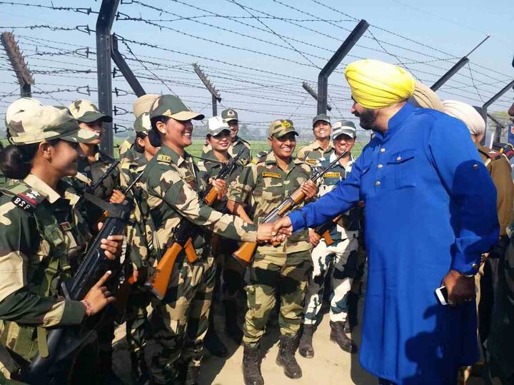 ਇਸ ਤੋਂ ਸਿੱਧੂ ਨੇ ਬਾਰਡਰ ਉੱਤੇ ਬੀਐਸਐਫ ਜਵਾਨਾਂ ਨਾਲ ਹੋਲੀ ਮਨਾਈ ਸੀ।