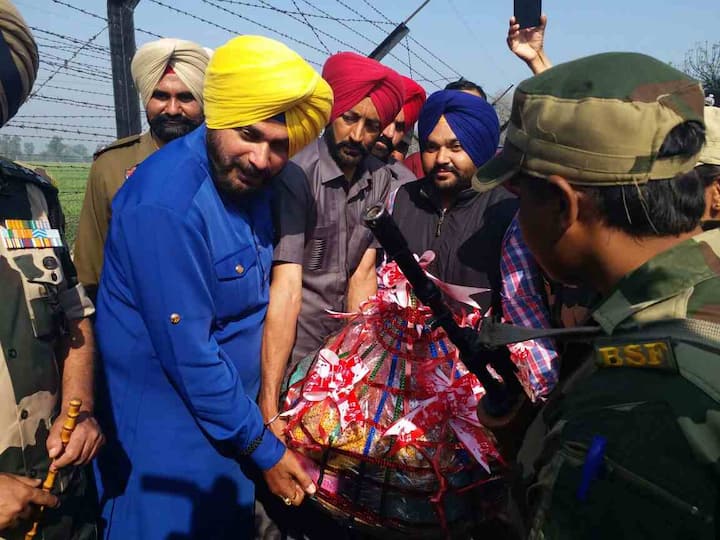 ਕੌਮਾਂਤਰੀ ਮਹਿਲਾ ਦਿਵਸ ਮੌਕੇ ਪੰਜਾਬ ਕੈਬਨਿਟ ਮੰਤਰੀ ਨਵਜੋਤ ਸਿੰਘ ਸਿੱਧੂ ਨੇ ਸਰਹੱਦੀ ਆਊਟ ਪੋਸਟ, ਪੁਲ ਮੋਰਾਂ ਵਿਖੇ ਬੀ.ਐਸ.ਐਫ. ਮਹਿਲਾ ਕਾਂਸਟੇਬਲਾਂ ਨਾਲ ਮੁਲਾਕਾਤ ਕੀਤੀ।