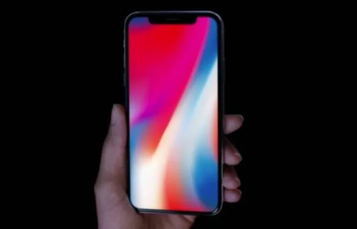 iPhone X: ਐਪਲ ਦਾ ਸਭ ਤੋਂ ਲੇਟੈਸਟ ਆਈਫ਼ੋਨ X ਇਸ ਸੇਲ ਵਿੱਚ 8,000 ਰੁਪਏ ਸਸਤਾ ਮਿਲ ਰਿਹਾ ਹੈ। ਇਸ ਦੇ 64 ਜੀ.ਬੀ. ਮਾਡਲ ਨੂੰ 81,000 ਰੁਪਏ ਵਿੱਚ ਖਰੀਦਿਆ ਜਾ ਸਕਦਾ ਹੈ ਤੇ 256 ਜੀ.ਬੀ. ਵਾਲੇ ਮਾਡਲ ਨੂੰ 93,999 ਵਿੱਚ ਖਰੀਦ ਸਕਦੇ ਹੋ, ਜਿਸ ਦੀ ਬਾਜ਼ਾਰ ਵਿੱਚ ਕੀਮਤ 1,02,000 ਰੁਪਏ ਹੈ।