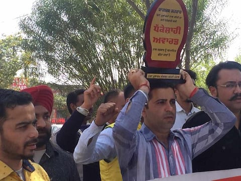 ਕੈਪਟਨ ਸਰਕਾਰ ਵਿਰੁੱਧ ਅਨੌਖਾ ਰੋਸ ਪ੍ਰਦਰਸ਼ਨ ਕੈਪਟਨ ਸਰਕਾਰ ਵਿਰੁੱਧ ਅਨੌਖਾ ਰੋਸ ਪ੍ਰਦਰਸ਼ਨ