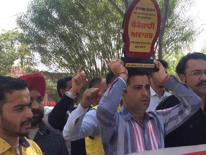 ਠੇਕਾ ਮੁਲਾਜ਼ਮ ਯੂਨੀਅਨ ਦੇ ਪ੍ਰਧਾਨ ਆਸ਼ੀਸ਼ ਜੁਲਾਹਾ ਮੁਤਾਬਕ ਕੈਪਟਨ ਨੇ ਮੁੱਖ ਮੰਤਰੀ ਬਣਨ ਤੋਂ ਪਹਿਲਾਂ ਕਿਹਾ ਸੀ ਕਿ ਉਹ ਜਿੱਤੇ ਤਾਂ ਸਾਰੇ ਮੁਲਾਜ਼ਮਾਂ ਨੂੰ ਪੱਕਾ ਕਰ ਦੇਣਗੇ। ਹੁਣ ਉਹ ਪੱਕਾ ਕਰਨ ਦੀ ਥਾਂ ਨਵਾਂ ਬਿੱਲ ਲਿਆ ਕੇ ਤਨਖਾਹਾਂ ਘਟਾਉਣਾ ਚਾਹੁੰਦੇ ਹਨ।