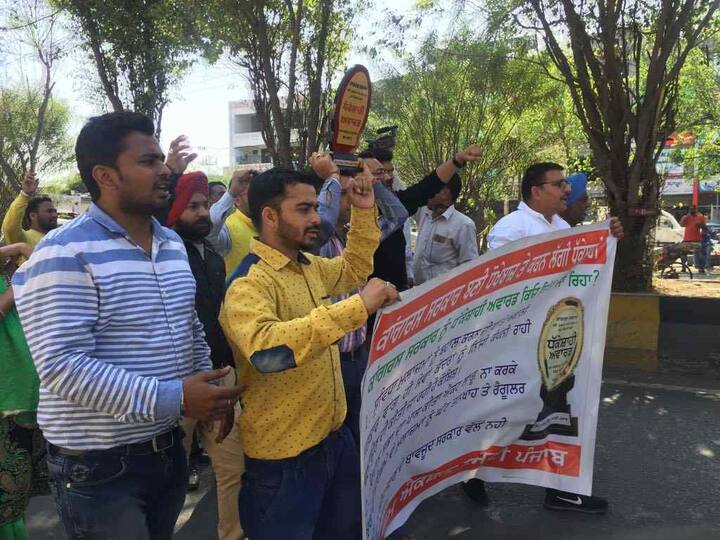 ਅੱਜ ਇਹ ਐਵਾਰਡ ਜਲੰਧਰ ਸੈਂਟਰਲ ਤੋਂ ਕਾਂਗਰਸੀ ਵਿਧਾਇਕ ਰਜਿੰਦਰ ਬੇਰੀ ਨੂੰ ਦੇਣ ਗਏ ਤਾਂ ਉਹ ਆਪਣੇ ਦਫਤਰ ਵਿੱਚ ਮੌਜੂਦ ਨਹੀਂ ਸਨ। ਠੇਕਾ ਮੁਲਾਜ਼ਮਾਂ ਨੇ ਇਹ ਐਵਾਰਡ ਉਨ੍ਹਾਂ ਦੇ ਦਫਤਰ ਬਾਹਰ ਰੱਖ ਦਿੱਤਾ।