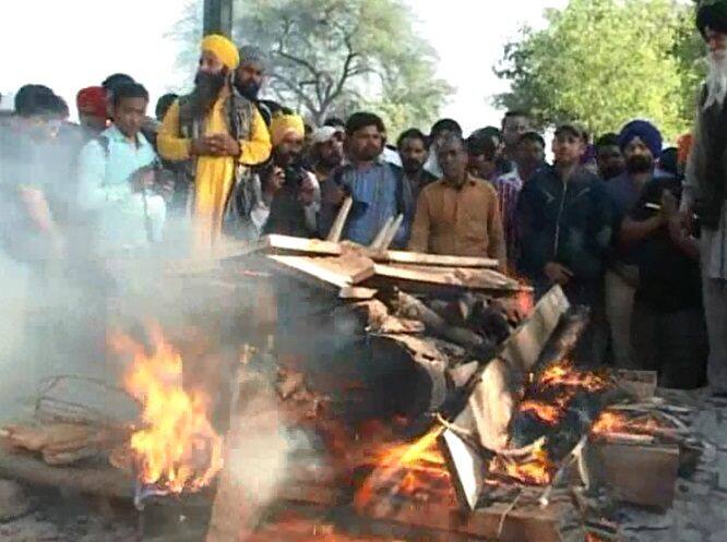 ਅੰਮ੍ਰਿਤਸਰ: ਪ੍ਰਸਿੱਧ ਸੂਫੀ ਗਾਇਕ ਪਿਆਰੇ ਲਾਲ ਵਡਾਲੀ ਦੀ ਸ਼ੁੱਕਰਵਾਰ ਨੂੰ ਦਿਲ ਦਾ ਦੌਰਾ ਪੈਣ ਕਾਰਨ ਮੌਤ ਹੋਣ ਤੋਂ ਬਾਅਦ ਸ਼ਾਮ ਨੂੰ ਉਨ੍ਹਾਂ ਦਾ ਅੰਤਿਮ ਸੰਸਕਾਰ ਕਰ ਦਿੱਤਾ ਗਿਆ ਹੈ। 