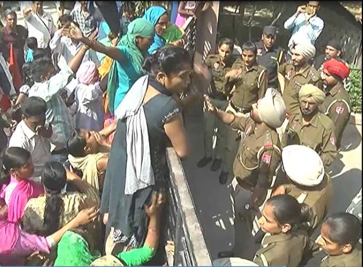 ਥਰਮਲ ਮੁਲਾਜ਼ਮ ਆਗੂਆਂ ਵੱਲੋਂ ਸਮਝਾਉਣ 'ਤੇ ਔਰਤਾਂ ਦਾ ਗੁੱਸਾ ਠੰਢਾ ਹੋਇਆ।