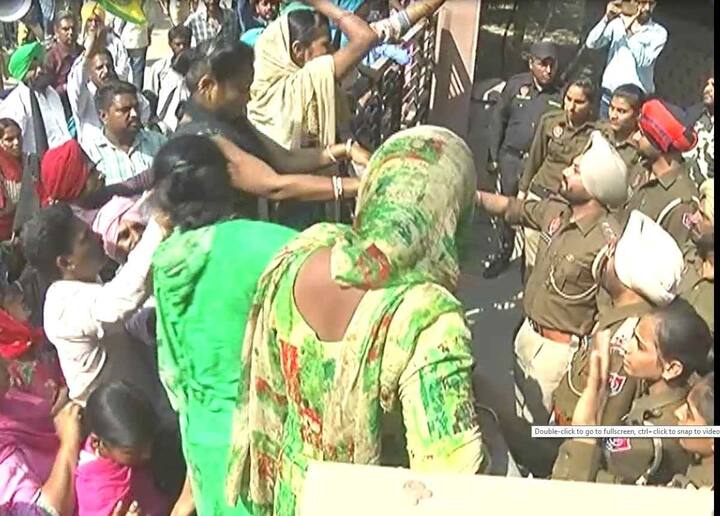 ਥਰਮਲ ਕਾਮਿਆਂ ਨੇ ਸਰਕਾਰ ‘ਤੇ ਧਰਨਾ ਚੁੱਕਵਾਉਣ ਲਈ ਗੁੰਡਿਆਂ ਤੋਂ ਧਮਕੀ ਦਿਵਾਉਣ ਦੇ ਇਲਜ਼ਾਮ ਲਾਏ ਹਨ।