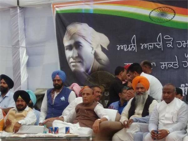 ਕੇਂਦਰੀ ਮੰਤਰੀ ਦੇ ਨਾਲ ਪ੍ਰੋ. ਪ੍ਰੇਮ ਸਿੰਘ ਚੰਦੂਮਾਜਰਾ, ਸੂਬੇ ਦੇ ਕੈਬਨਿਟ ਮੰਤਰੀ ਸਾਧੂ ਸਿੰਘ ਧਰਮਸੌਤ ਸਮੇਤ ਹੋਰ ਨੇਤਾ ਵੀ ਹਾਜ਼ਰ ਸਨ। ਉਸ ਤੋਂ ਬਾਅਦ ਉਨ੍ਹਾਂ ਜਲਿਆਂਵਾਲਾ ਬਾਗ 'ਚ ਸ਼ਹੀਦ ਊਧਮ ਸਿੰਘ ਦੇ ਬੁੱਤ ਦਾ ਰਸਮੀ ਉਦਘਾਟਨ ਕੀਤਾ।