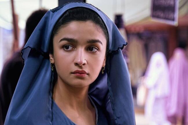 ਆਲੀਆ ਨੇ ਆਪਣੇ ਇੰਸਟਾਗ੍ਰਾਮ ਖਾਤੇ 'ਤੇ ਆਪਣੀ ਆਉਣ ਵਾਲੀ ਫ਼ਿਲਮ ਰਾਜ਼ੀ ਦੀਆਂ ਤਸਵੀਰਾਂ ਸਾਂਝੀਆਂ ਕੀਤੀਆਂ ਹਨ। ਇਨ੍ਹਾਂ ਤਸਵੀਰਾਂ ਵਿੱਚ ਆਲੀਆ ਆਮ ਲੜਕੀ ਦਾ ਕਿਰਦਾਰ ਨਿਭਾਉਂਦੀ ਨਜ਼ਰ ਆ ਰਹੀ ਹੈ।