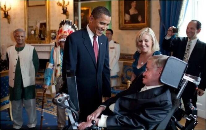 ਹਾਕਿੰਗ 1963 ਵਿੱਚ ਮੋਟਰ ਨਿਊਰਾਨ ਨਾਂ ਦੀ ਬਿਮਾਰੀ ਤੋਂ ਪੀੜਤ ਹੋ ਗਏ ਸਨ। ਜਦੋਂ ਉਨ੍ਹਾਂ ਨੂੰ ਇਹ ਬਿਮਾਰੀ ਹੋਈ ਉਦੋਂ ਉਹ ਜਵਾਨ ਸਨ। 