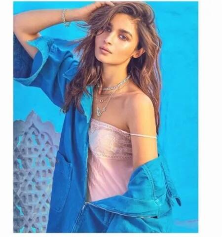 ਫ਼ਿਲਮ ਸਾਲ 1971 ਦੇ ਭਾਰਤ-ਪਾਕਿਸਤਾਨ ਜੰਗ ਦੌਰਾਨ ਇੱਕ ਪਾਕਿਸਤਾਨੀ ਨਾਲ ਇੱਕ ਕਸ਼ਮੀਰੀ ਜਾਸੂਸ ਦੇ ਵਿਆਹ 'ਤੇ ਅਧਾਰਤ ਹੈ।