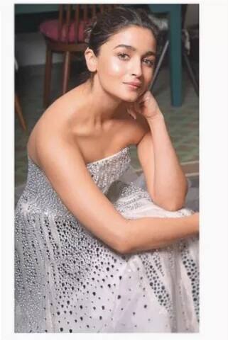 'ਸਟੂਡੈਂਟ ਆਫ਼ ਦੀ ਇਯਰ' ਤੋਂ ਆਪਣੇ ਕਰੀਅਰ ਦੀ ਸ਼ੁਰੂਆਤ ਕਰਨ ਵਾਲੀ ਆਲੀਆ ਇਸ ਤੋਂ ਬਾਅਦ ਹਾਈਵੇ, ਉੜਤਾ ਪੰਜਾਬ, ਬਦਰੀਨਾਥ ਕੀ ਦੁਲਹਨੀਆ, ਡੀਅਰ ਜ਼ਿੰਦਗੀ ਵਰਗੀਆਂ ਫ਼ਿਲਮਾਂ ਵਿੱਚ ਨਜ਼ਰ ਆ ਚੁੱਕੀ ਹੈ।