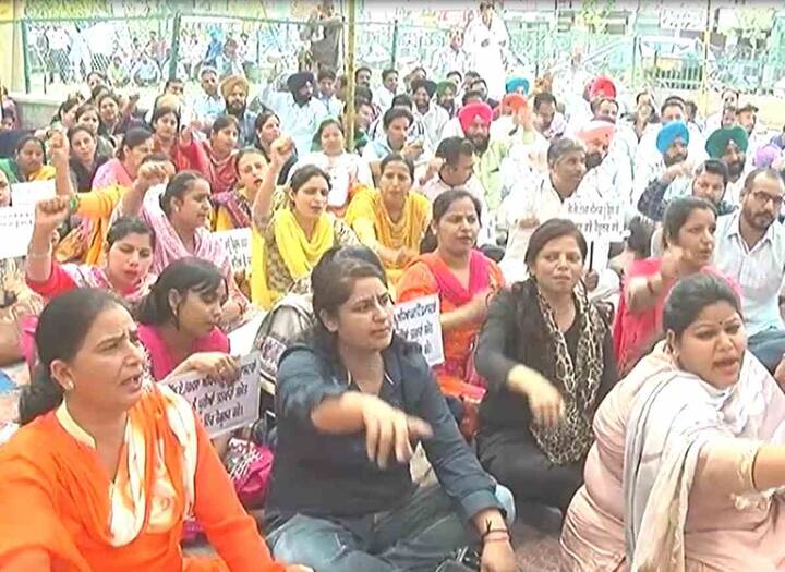 ਪੰਜਾਬ ਸਰਕਾਰ ਵੱਲੋਂ ਪੰਜਾਬ ਦੇ ਤਕਰੀਬਨ 15,600 ਅਧਿਆਪਕਾਂ ਦੀਆਂ ਤਨਖ਼ਾਹਾਂ ਘਟਾ ਕੇ ਚੌਥਾ ਹਿੱਸਾ ਕਰਨ ਦੇ ਫੈਸਲੇ ਖਿਲਾਫ ਅਧਿਆਪਕਾਂ ਨੇ ਸੰਘਰਸ਼ ਤੇਜ਼ ਕਰ ਦਿੱਤਾ ਹੈ।