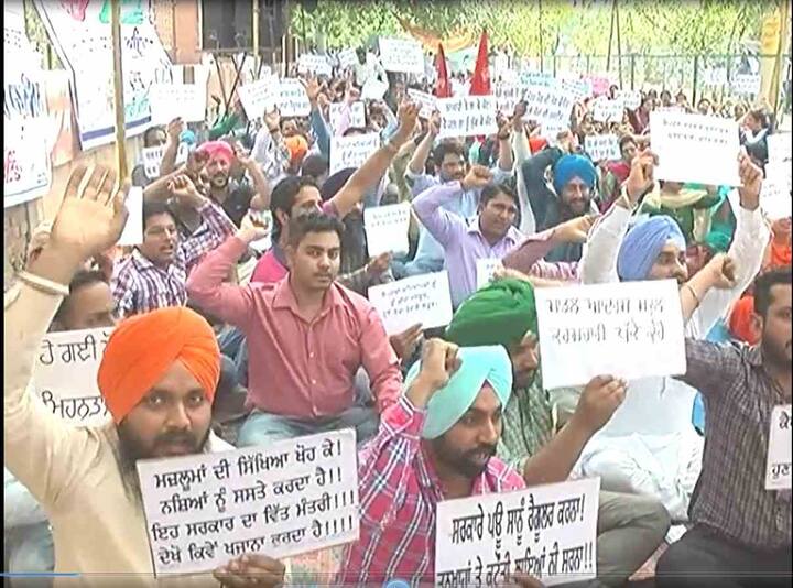  ਅਧਿਆਪਕਾਂ ਨੇ ਕਿਹਾ ਕਿ ਸਰਕਾਰ ਉਨ੍ਹਾਂ ਦੀ ਤਨਖ਼ਾਹ ਇੱਕਦਮ ਘਟਾ ਕੇ ਚੌਥਾ ਹਿੱਸਾ ਕਰਨ ਜਾ ਰਹੀ ਹੈ। ਇਸ ਦੇ ਨਤੀਜੇ ਵਜੋਂ ਬਹੁਤ ਸਾਰੀਆਂ ਲੜਕੀਆਂ ਦੇ ਰਿਸ਼ਤੇ ਵੀ ਟੁੱਟ ਗਏ ਹਨ।