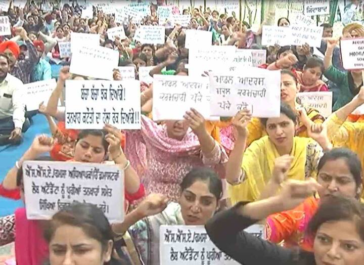 ਐਚਆਰਡੀ ਦੀਆਂ ਹਦਾਇਤਾਂ ਵੀ ਇਹੀ ਬਿਆਨ ਕਰਦੀਆਂ ਹਨ ਪਰ ਪੰਜਾਬ ਸਰਕਾਰ ਫਿਰ ਵੀ ਇਹ ਫ਼ੈਸਲਾ ਉਨ੍ਹਾਂ 'ਤੇ ਥੋਪ ਰਹੀ ਹੈ। ਉਨ੍ਹਾਂ ਸਰਕਾਰ ਦੇ ਇਸ ਫ਼ੈਸਲੇ ਦੀ ਖ਼ਿਲਾਫ਼ਤ ਕਰਦੇ ਹੋਏ ਤਿੱਖਾ ਵਿਰੋਧ ਕੀਤਾ।