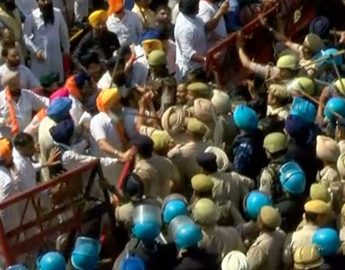 ਦੂਜੇ ਪਾਸੇ ਅਕਾਲੀਆਂ ਨੇ ਵੀ ਪੁਲਿਸ ‘ਤੇ ਪੱਥਰ ਵਰ੍ਹਾਏ। ਅਕਾਲੀਆਂ ਦੀ ਅਗਵਾਈ ਸੁਖਬੀਰ ਬਾਦਲ ਤੇ ਬਿਕਰਮ ਮਜੀਠੀਆ ਕਰ ਰਹੇ ਸੀ। 