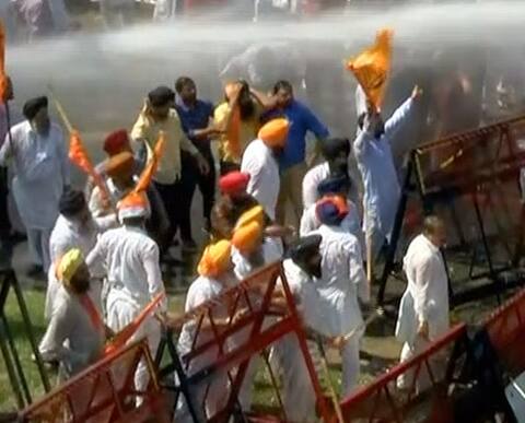 ਪੁਲਿਸ ਦੇ ਡੰਡੇ ਨੇ ਕੀਤਾ ਅਕਾਲੀਆਂ ਦਾ ਐਕਸ਼ਨ ਫਲੌਪ ਪੁਲਿਸ ਦੇ ਡੰਡੇ ਨੇ ਕੀਤਾ ਅਕਾਲੀਆਂ ਦਾ ਐਕਸ਼ਨ ਫਲੌਪ