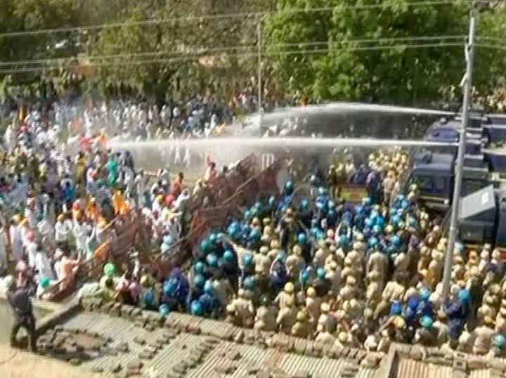 ਕਈ ਸਾਲਾਂ ਤੋਂ ਸੇਵਾ ਕਰਦੇ ਅਧਿਆਪਕਾਂ ਦੀਆਂ ਤਨਖ਼ਾਹਾਂ ਉੱਤੇ ਕੱਟ ਲਾਉਣ, ਮੋਟਰਾਂ ਉੱਤੇ ਮੀਟਰ ਲਾਉਣ ਤੇ ਹੋਰ ਨਾਦਰਸ਼ਾਹੀ ਫੁਰਮਾਨ ਜਾਰੀ ਕੀਤੇ ਜਾ ਰਹੇ ਹਨ। ਉਨ੍ਹਾਂ ਕਿਹਾ ਕਿ 2019 ਵਿੱਚ ਹੋਣ ਜਾ ਰਹੀਆਂ ਚੋਣਾਂ ਮੌਕੇ ਇਹ ਸਰਕਾਰ ਦਾ ਅੰਤ ਹੋ ਜਾਏਗਾ।