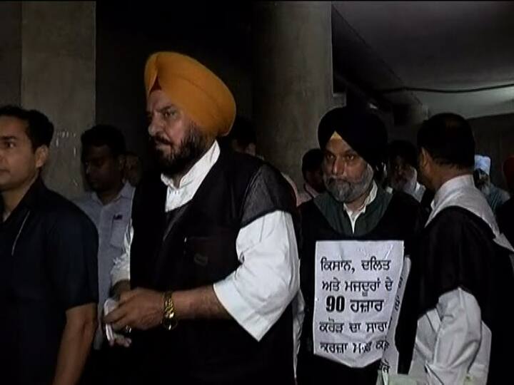 ਪ੍ਰਕਾਸ਼ ਸਿੰਘ ਬਾਦਲ ਨੇ ਵੀ ਕਿਹਾ ਕਿ ਸਰਕਾਰ ਆਪਣੇ ਚੋਣ ਵਾਅਦਿਆਂ ਤੋਂ ਭੱਜ ਰਹੀ ਹੈ। 
