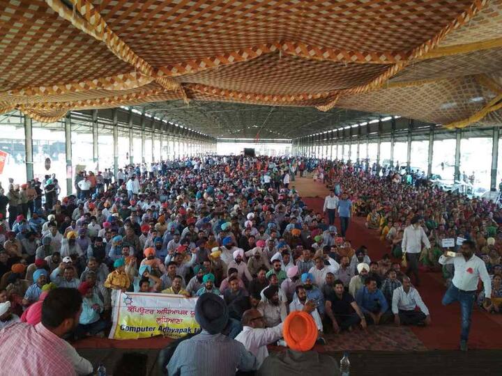 ਅਧਿਆਪਕਾਂ ਨੇ ਲੁਧਿਆਣਾ ਵਿੱਚ ਵਿਸ਼ਾਲ ਰੈਲੀ ਕਰਕੇ ਪੰਜਾਬ ਸਰਕਾਰ ਖਿਲਾਫ ਵੱਡਾ ਸੰਘਰਸ਼ ਛੇੜ ਦਿੱਤਾ ਹੈ। ਸਾਂਝਾ ਅਧਿਆਪਕ ਮੋਰਚਾ ਪੰਜਾਬ ਦੇ ਬੈਨਰ ਹੇਠ ਕੀਤੀ ਗਈ ਰੈਲੀ ਵਿੱਚ ਹਜ਼ਾਰਾਂ ਅਧਿਆਪਕ ਪਹੁੰਚੇ। ਅਧਿਆਪਕਾਂ ਦੇ ਇਕੱਠ ਨੇ ਸਰਕਾਰ ਦੀਆਂ ਨੀਂਦਰਾਂ ਉਡਾ ਦਿੱਤੀਆਂ ਹਨ।