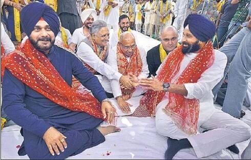 ਸਿੱਧੂ ਤੇ ਮਜੀਠੀਆ ਦੇ ਨਾ ਹੱਥ ਮਿਲੇ, ਨਾ ਅੱਖ, ਦਿਲ ਤਾਂ ਦੂਰ ਦੀ ਗੱਲ! Sidhu and Majithia sitting together in Jalandhar ਸਿੱਧੂ ਤੇ ਮਜੀਠੀਆ ਦੇ ਨਾ ਹੱਥ ਮਿਲੇ, ਨਾ ਅੱਖ, ਦਿਲ ਤਾਂ ਦੂਰ ਦੀ ਗੱਲ!