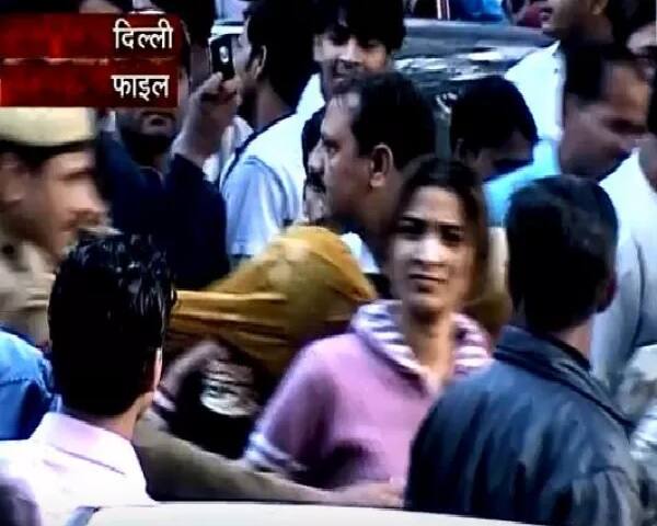 ਸੋਨੂੰ ਨੇ ਹੌਲੀ-ਹੌਲੀ ਦਿੱਲੀ ਦੇ ਸਾਰੇ ਦਲਾਲਾਂ ਨੂੰ ਆਪਣੇ ਨਾਲ ਮਿਲਾ ਲਿਆ। ਜਿਸ ਨੇ ਇਨਕਾਰ ਕੀਤਾ, ਉਸ ਨੂੰ ਕਿਨਾਰੇ ਲਾ ਦਿੱਤਾ ਗਿਆ। ਰੈਕੇਟ ਨੂੰ ਕਾਰਪੋਰੇਟ ਵਿੱਚ ਬਦਲ ਦਿੱਤਾ। ਕੁੜੀਆਂ ਨੂੰ ਫਿਕਸ ਸੈਲਰੀ ‘ਤੇ ਰੱਖਿਆ। ਉਹ ਗਾਹਕ ਦੇ ਪੈਸਿਆਂ ਵਿੱਚੋਂ ਕੁੜੀਆਂ ਨੂੰ ਪੈਸੇ ਨਹੀਂ ਦਿੰਦੀ ਸੀ। ਉਸ ਨੇ ਕਈ ਮੁੰਡਿਆਂ ਨੂੰ ਵੀ ਨੌਕਰੀ ‘ਤੇ ਰੱਖਿਆ। ਕੋਈ ਡਰਾਈਵਰੀ ਦਾ ਕੰਮ ਕਰਦਾ ਸੀ ਤੇ ਕੋਈ ਕੁੜੀਆਂ ਦੇ ਨਾਲ ਸੁਰੱਖਿਆ ਲਈ ਜਾਂਦਾ ਸੀ।