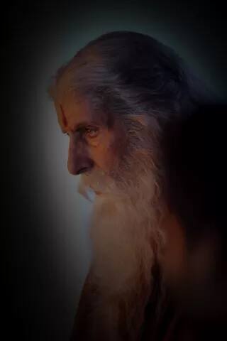 ਅਮਿਤਾਭ (75) ਇੱਥੇ ਫਿਲਮ ਦੀ ਸ਼ੂਟਿੰਗ ਦੇ ਸਿਲਸਿਲੇ ਵਿੱਚ ਹਨ, ਜਿਸ ਦਾ ਨਿਰਦੇਸ਼ਨ ਸੁਰਿੰਦਰ ਰੈਡੀ ਤੇ ਨਿਰਮਾਣ ਰਾਮ ਚਰਨ ਵੱਲੋਂ ਕੀਤਾ ਗਿਆ।
