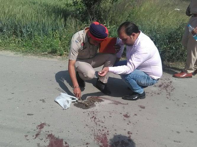 man killed his wife ਬੱਚੇ ਦੇ ਸਕੂਲ ਜਾ ਰਹੀ ਪਤਨੀ ਨੂੰ ਪਤੀ ਨੇ ਵੱਢਿਆ