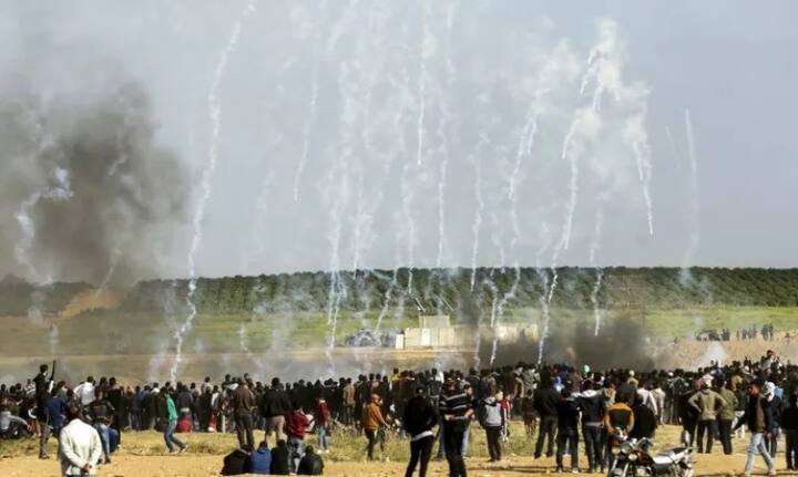 ਇਜ਼ਰਾਇਲ ਮਿਲਟ੍ਰੀ ਦਾ ਕਹਿਣਾ ਹੈ ਕਿ 17,000 ਫ਼ਲਿਸਤੀਨ ਗਜ਼ਾ ਵਿੱਚ 6 ਥਾਵਾਂ 'ਤੇ ਦੰਗਾ ਕਰ ਰਹੇ ਸਨ। ਉਨ੍ਹਾਂ ਟਾਇਰ ਸਾੜ ਕੇ ਇਜ਼ਰਾਇਲ ਦੀ ਜਾਇਦਾਦ ਨੂੰ ਨੁਕਸਾਨ ਪਹੁੰਚਾਉਣ ਦੀ ਕੋਸ਼ਿਸ਼ ਕੀਤੀ। ਇਸ ਤੋਂ ਬਾਅਦ ਸਿੱਧੀਆਂ ਗੋਲੀਆਂ ਮਾਰੀਆਂ ਗਈਆਂ।