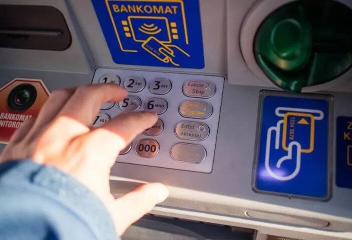 ਤੁਸੀਂ ਆਪਣੇ ਖਾਤੇ ਵਿੱਚੋਂ ਦੂਜੇ ਖਾਤੇ ਵਿੱਚ ਪੈਸੇ ਵੀ ATM ਰਾਹੀਂ ਭੇਜ ਸਕਦੇ ਹੋ।